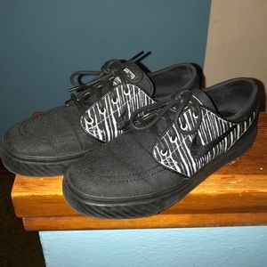 Black nike skateboard type shoe
